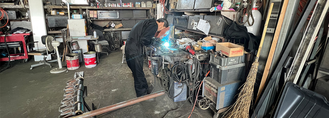 職人が工場で作業し、オーダーメイドの荷台を制作します