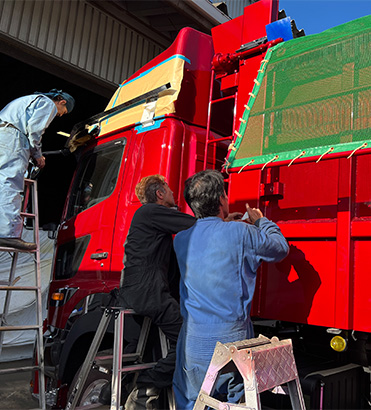 大型車両焼付塗装の作業イメージ